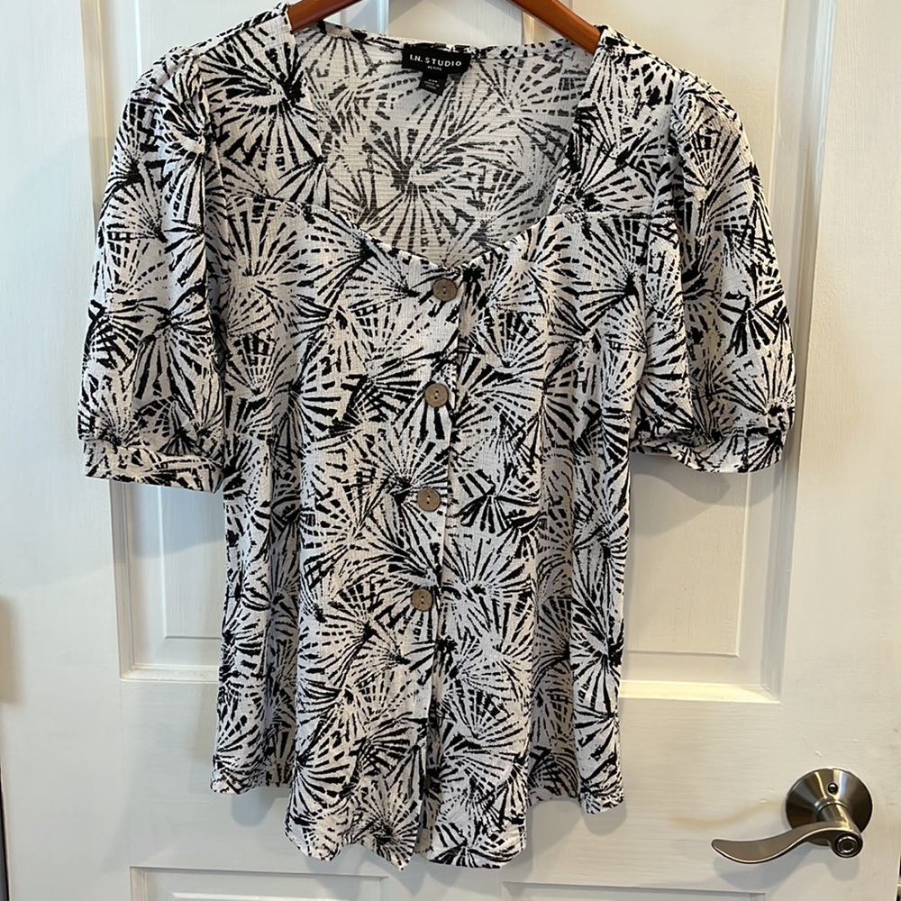 I.N. Studio petite black and white light weight top. NWT.